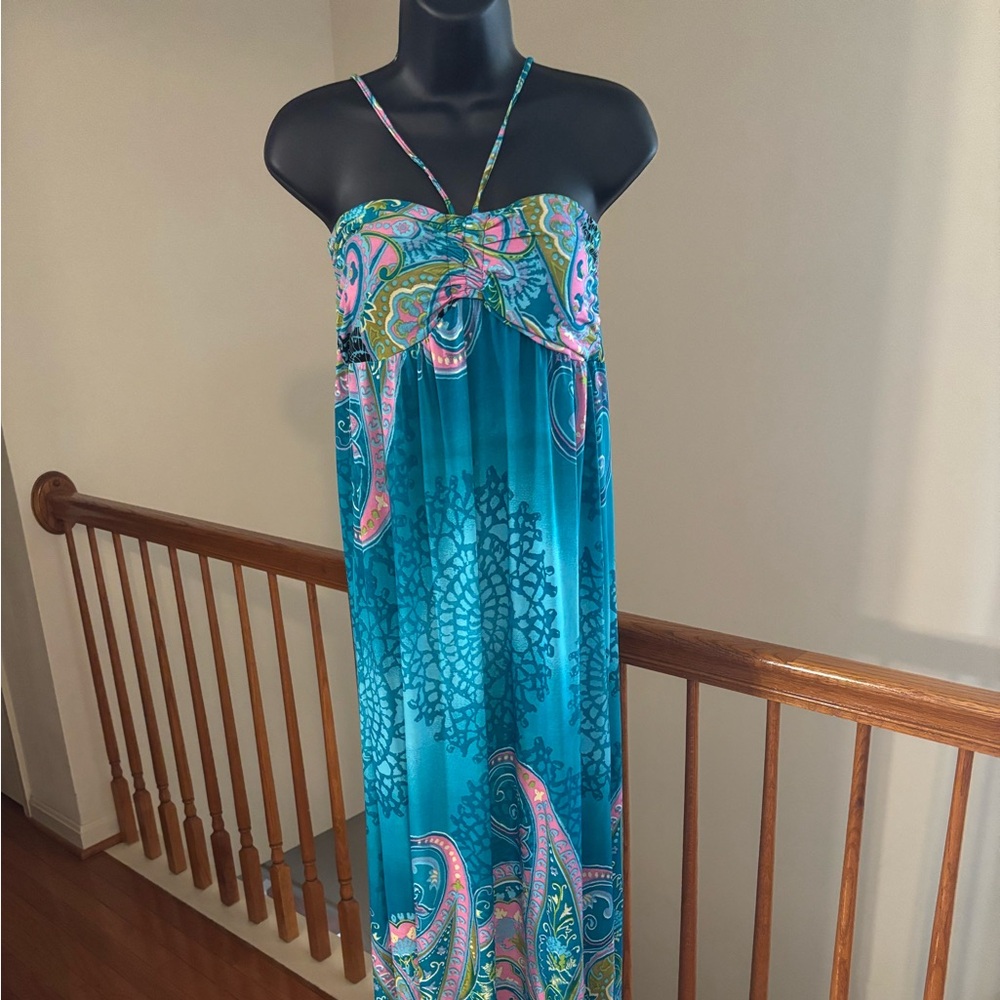 NWT Lovely printed strapless around the neck dress.